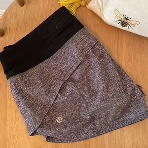 LuluLemon Hotty Hot 2.5 Low-Rise Shorts Size 6